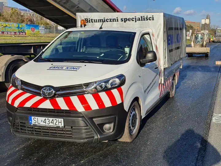 EMUL-KING na budowie podczas robót drogowych.