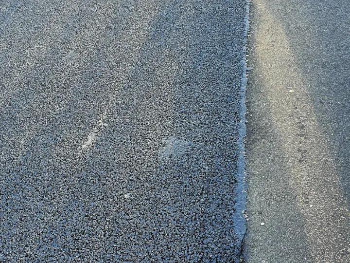 Detal linii połączenia sąsiednich pasów nawierzchni.